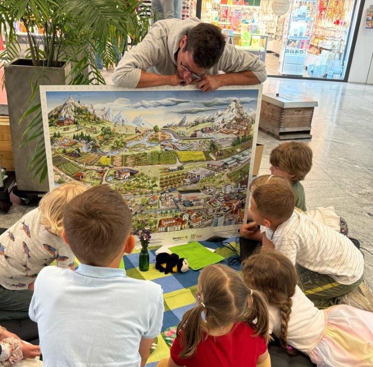 Bienenworkshop zu Fachwissen über Honigbiene mit Kindergruppe